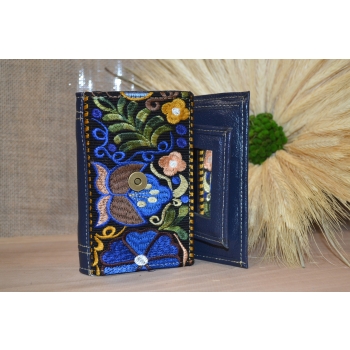 Portfel mały skórzany ciemnoniebieski z kwiatowym kolorowym haftem .